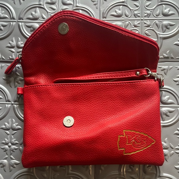 ♦️SOLD♦️NEW NFL Kansas City Chiefs Littleearth Red Wristlet Purse/Crossbody - Picture 7 of 7